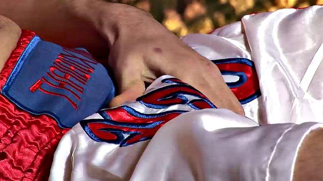 Джек Блум жадно принимает голую толстую палку Терри Лу и стонет от кайфа