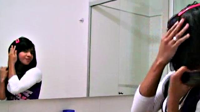 Хрупкая брюнетка страстно дрочит мокрую киску одна в ванной