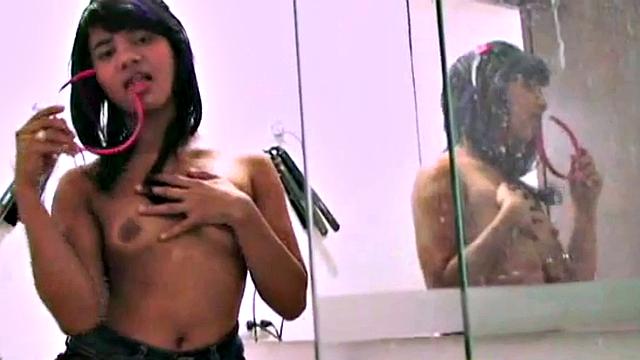 Amateur teen masturbates in a solo scene