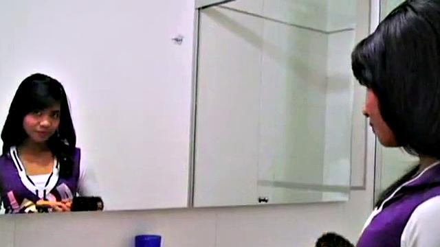 Amateur teen masturbates in a solo scene