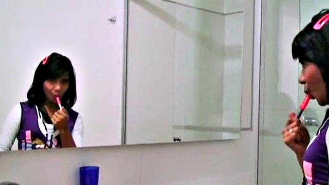 Amateur teen masturbates in a solo scene