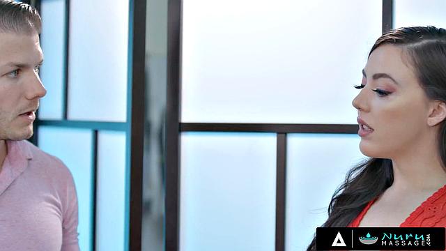 Рейган Фоксс устраивает массаж с новым работником и зовёт ассистента присоединиться к траху