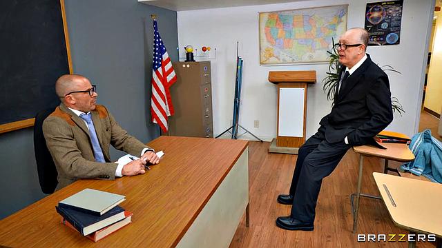 Хлоя Сурреал опаздывает на лекцию и сосёт профессору прямо под носом у декана, а он потом кончает ей на сиськи - вот такая устная презентация получилась!