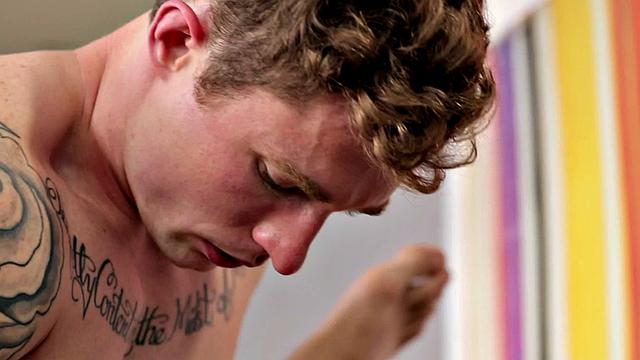 Amateur cocksucking guy with tattoos fucks BF at home