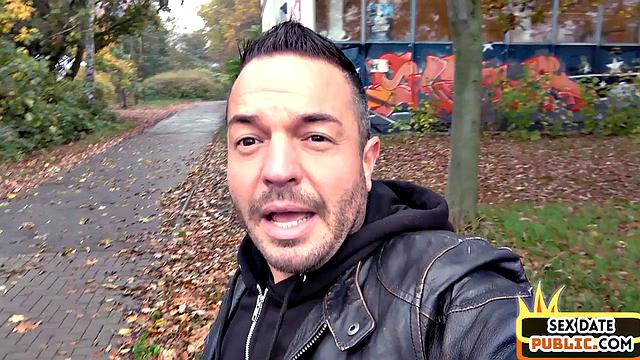 Зрелая блондинка с большой жопой трахается на улице за деньги, любит глубокий минет и жесткий секс на свежем воздухе.