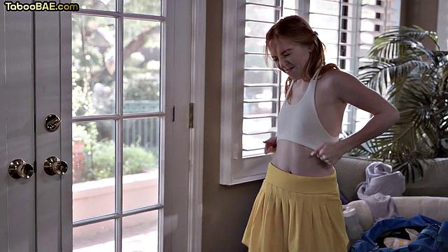 стройная малышка скачет на члене после глубокого минета