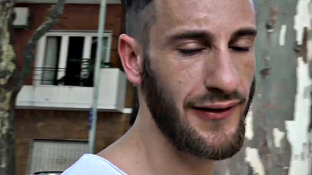 парень у бассейна и гость трахаются за деньги в отеле