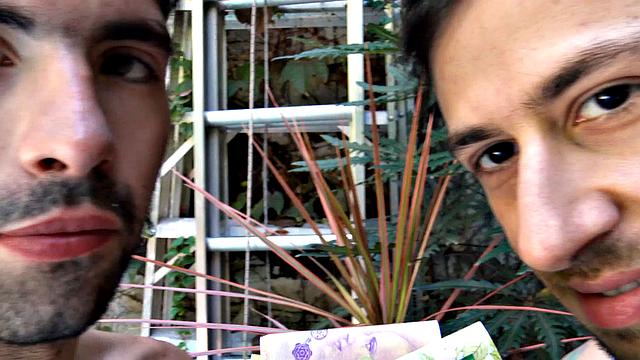 парень у бассейна и гость трахаются за деньги в отеле