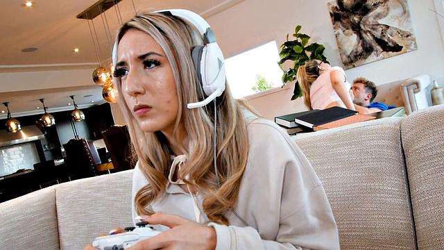 Bigbooty slut fucked in missionary by big white cock