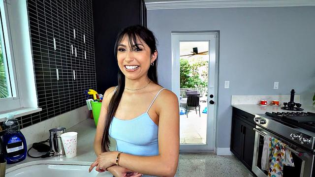 азиатская горничная трахается с боссом за деньги в ванной