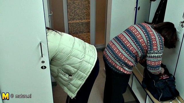 волосатые зрелые трахаются в женской сауне