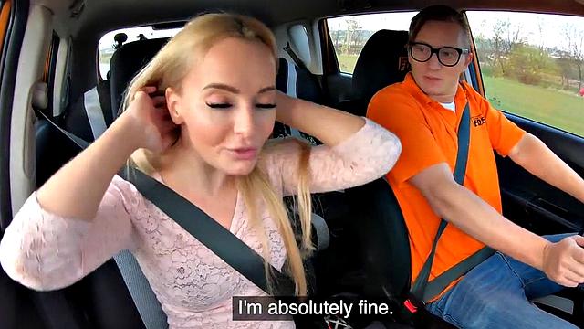 блондинка жестко скачет на члене в машине