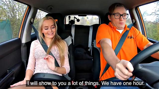 блондинка жестко скачет на члене в машине