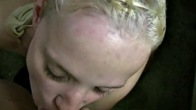 jewel жарко отсасывает в душе крупным планом до кончи