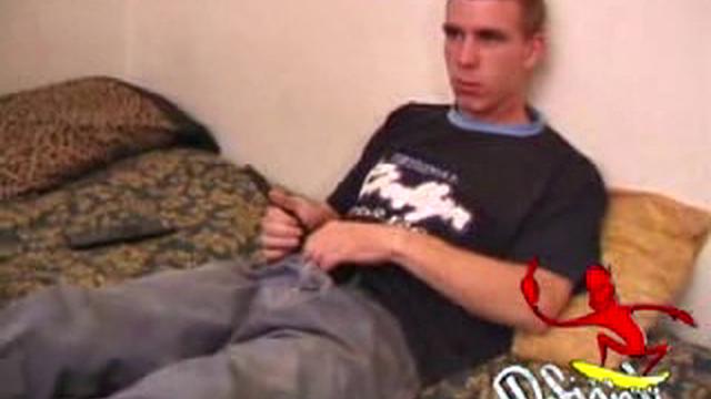 Ричард яростно дрочит дилдо и мощно кончает