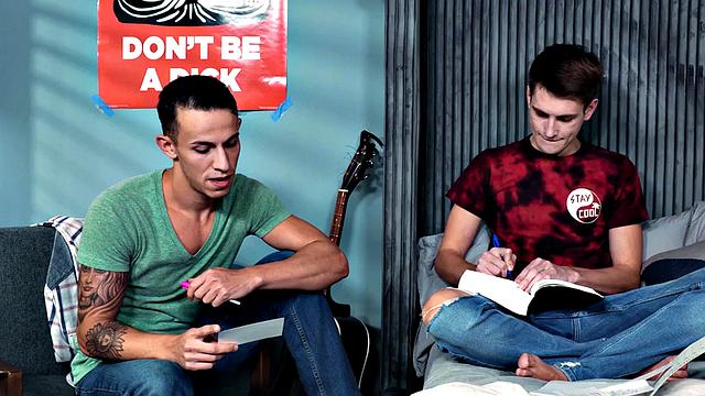 Dorm jock sucks off and breeds roommate sideways