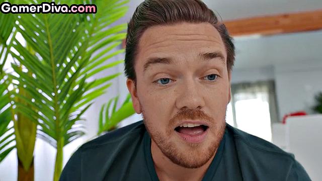 геймерша с формами между двумя контроллерами и членами