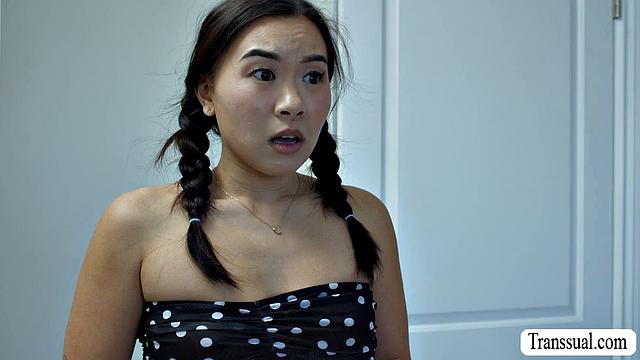 Syren De Mer заводит страстную групповуху с Kimmy Kimm и Zariah Aura на глазах у парня - транс порно без компромиссов.