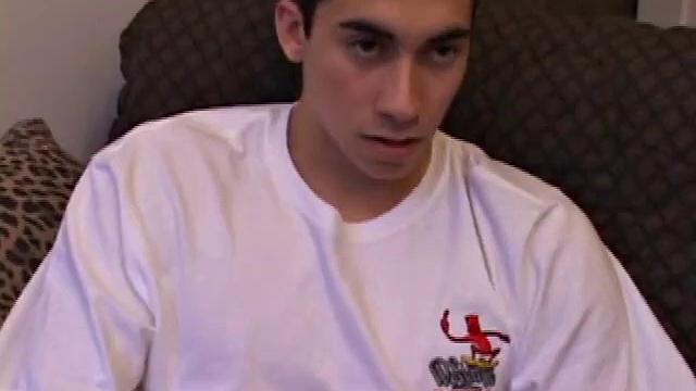 Леви дрочит свой огромный член и щедро кончает