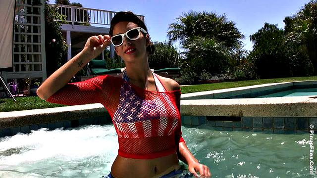 холли раздевается в джакузи и дает полюбоваться своими грудями