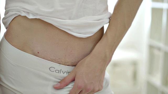 стройный твинг дрочит толстый член наедине