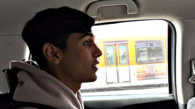 молодой студент из обмена сосёт член папаше по утрам