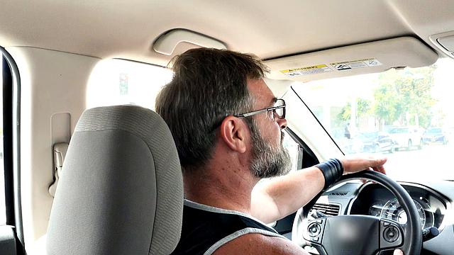 молодой студент из обмена сосёт член папаше по утрам