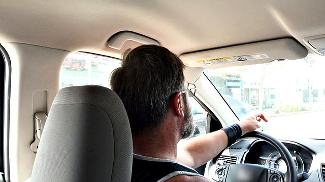 молодой студент из обмена сосёт член папаше по утрам