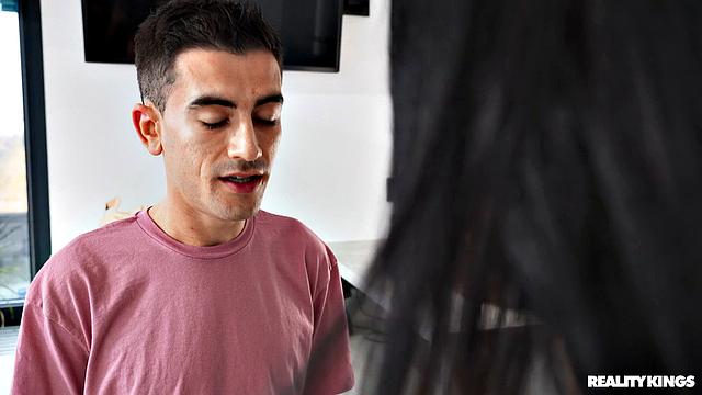 пышная мачеха застает пасынка за шалостями и жестко его дрючит