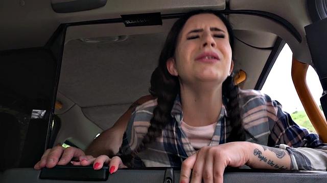 татуированная нимфоманка трахается с таксистом на улице