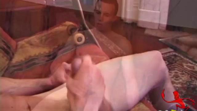 Карсон клянётся, что натурал, а рука взяла и сдала