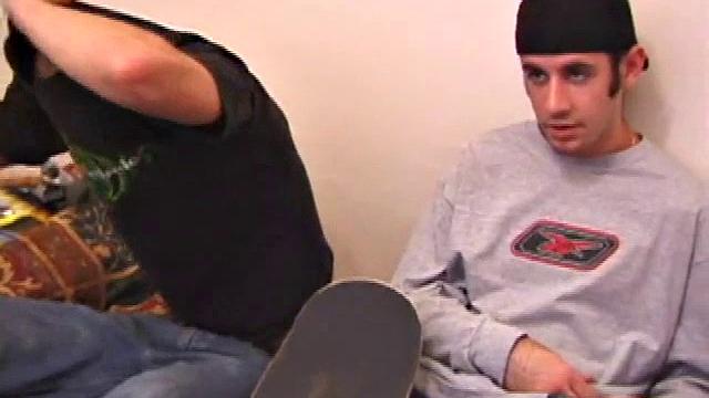 Мужик сам себе отсасывает и трахает себя до оргазма