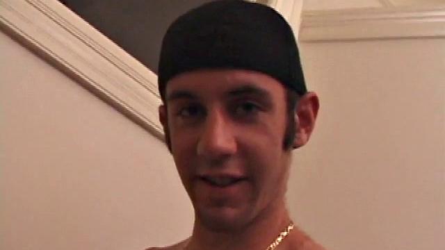 Мужик сам себе отсасывает и трахает себя до оргазма