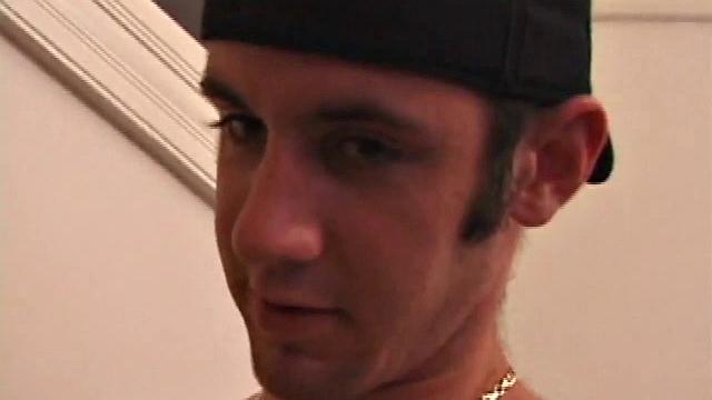 Мужик сам себе отсасывает и трахает себя до оргазма