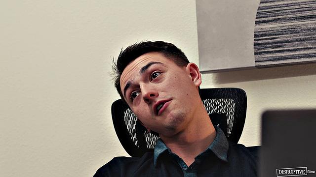 наглый сын босса жарит парня по полной прямо в офисе