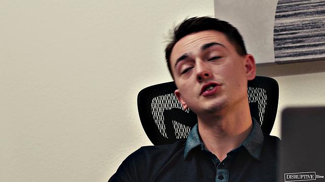 наглый сын босса жарит парня по полной прямо в офисе