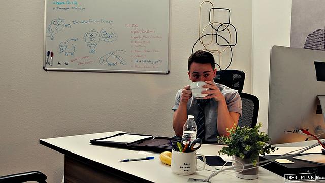 наглый сын босса жарит парня по полной прямо в офисе