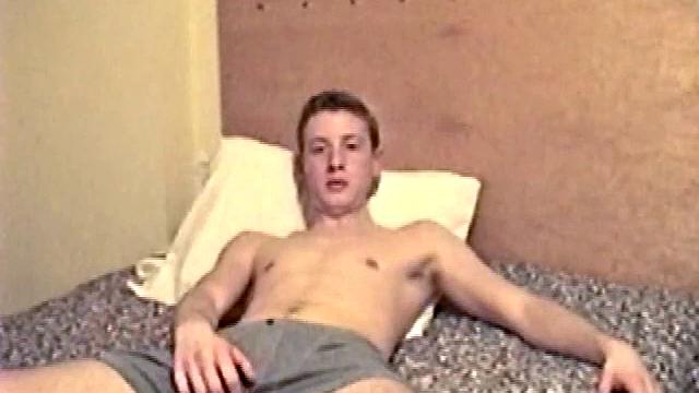 подкачанный ирландец дрочит и показывает рельефный пресс