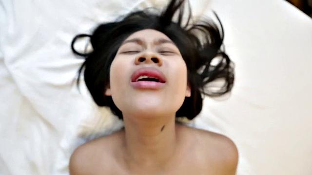 Тайская штучка стонет - соседи снова вызвали полицию