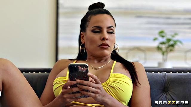 Деми Сутра застукала мужа с доминатрикс и попала сама под жесткий страпон от Луны Стар, пока куколд наблюдает с края дивана.