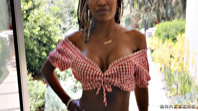 Деми Сутра застукала мужа с доминатрикс и попала сама под жесткий страпон от Луны Стар, пока куколд наблюдает с края дивана.