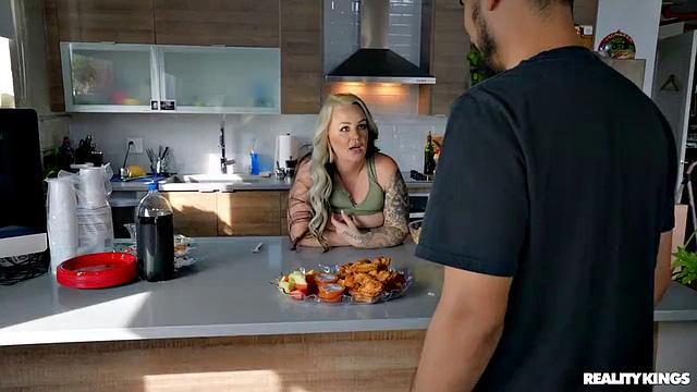 Грудастые подруги устраивают своё шоу и делают перерыв по-взрослому перед глазами мужиков с пивком у телевизора.