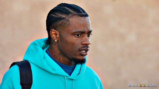 зрелая мастурбит в машине, парень застукал - ну раз уж так, давай трахаться