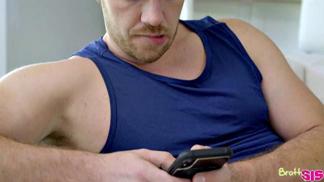 блондинка в обтягивающих лосинах соблазняет сводного брата на жаркий секс