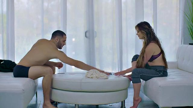 Смелая брюнетка срывает одежду в жаркой игре в стрип-покер