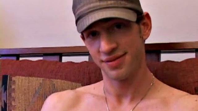 Gabriel Turner дрочит толстый член и кончает на камеру