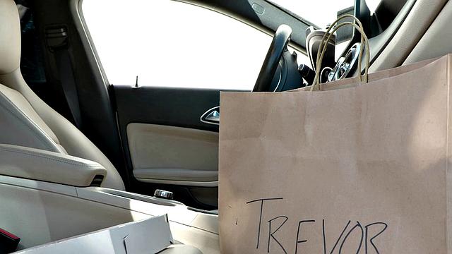 подкачанный мачо жестко трахает курьера в голую задницу