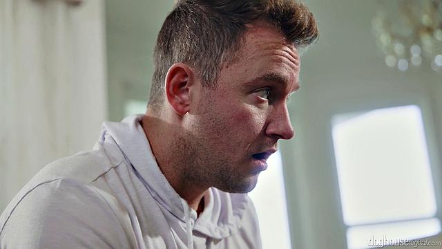 Смотри, как две взрослые шлюхи устраивают фонтан на диване и ржут над своим парнем - даже шорты не спасают от потопа!