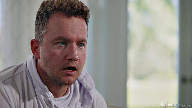 Смотри, как две взрослые шлюхи устраивают фонтан на диване и ржут над своим парнем - даже шорты не спасают от потопа!