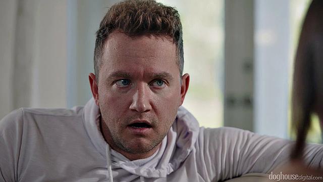 Смотри, как две взрослые шлюхи устраивают фонтан на диване и ржут над своим парнем - даже шорты не спасают от потопа!